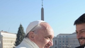 Jugadores del San Lorenzo de Almagro entregan al Papa Francisco, en El Vaticano,  el trofeo logrado  en el  Torneo Inicial de Argentina.