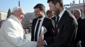 Jugadores del San Lorenzo de Almagro entregan al Papa Francisco, en El Vaticano,  el trofeo logrado  en el  Torneo Inicial de Argentina.