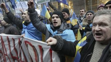 Manifestantes a favor de la integración de Ucrania con la UE gritan consignas en protesta,  en Kiev (Ucrania), ayer.