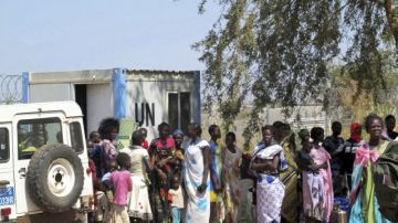 Civiles refugiados en un recinto de la ONU a las afueras de Juba (Sudán del Sur), ayer.