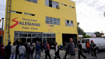 Cientos de migrantes y deportados acuden diariamente al Desayunador del Padre Chava para recibir alimentos, en Tijuana.