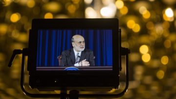 El monitor muestra al presidente de la Fed, Ben Bernanke,  durante su última rueda de prensa en el cargo, ayer en Washington.