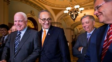 Algunos de los senadores que forman parte del “Grupo de los ocho”, desde la izquierda: John McCain, Chuck Schumer, Lindsay Graham y Robert Menéndez.