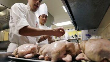 Consumer Report estudió 300 pechugas de pollo compradas en tiendas de todo el país.