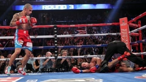 Miguel Cotto tira  a la lona a Delvin Rodríguez, quien arrolla  al réferi en el Amway Center.