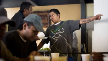 Carlos Jair González ayuda a uno de los deportados recién llegados al refugio del Padre Chava, en Tijuana 29.