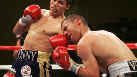 Jhonny González  (der.)  sorprendió a todos al noquear al cotizado Ábner Mares en el primer asalt e su copmbate en Carson