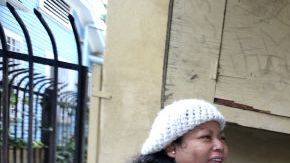 El concejal Mitch O’Farrell saluda a Mayra Barrera y su hija de 9 años Jasline Meza durante una visita a su comunidad.