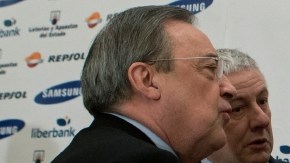 Florentino Pérez (izq.), presidente de Real Madrid,  durante una reunión ayer,  para rechazar la acción de la Unión Europea.