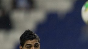 David López, del Espanyol,  defiende la pelota ante los defensores  Servando y Jonathan   (izq.), del Jaen.