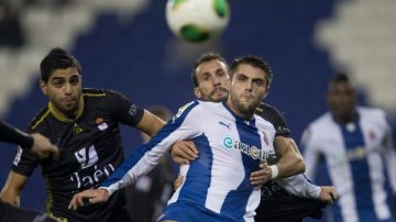 David López, del Espanyol,  defiende la pelota ante los defensores  Servando y Jonathan   (izq.), del Jaen.