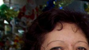 La abuela Olga Leticia Sánchez nos recuerda, afuera del negocio de "los chinos", que lo valioso de la Navidad es compartir tiempo afable con la familia.