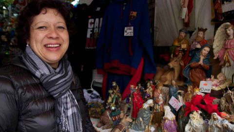 La abuela Olga Leticia Sánchez nos recuerda, afuera del negocio de "los chinos", que lo valioso de la Navidad es compartir tiempo afable con la familia.