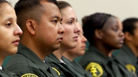 Un grupo de agentes durante una graduación del LASD. Un programa denominado "Amigos del Sheriff" fue abolido recientemente.