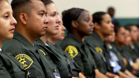 Un grupo de agentes durante una graduación del LASD. Un programa denominado "Amigos del Sheriff" fue abolido recientemente.