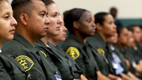 Un grupo de agentes durante una graduación del LASD. Un programa denominado "Amigos del Sheriff" fue abolido recientemente.