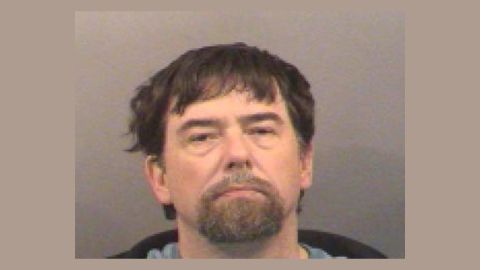 Las autoridades identificaron al sospechoso como Terry Loewen, de 58 años, empleado del aeropuerto.