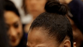 Nailah Winkfield, madre de Jahi McMath, llora momentos antes de la audiencia el viernes, 20 de diciembre 2013, en la que un juez dictaminó que el hospital debe mantener a su hija Jahi (a la derecha) en un ventilador hasta que un neurólogo la examine.