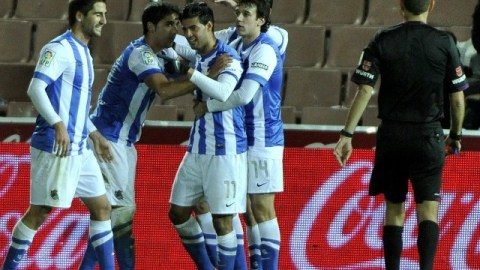 Carlos Vela marcó dos goles en el triunfo 3-1 de la Real Sociedad sobre el Granada