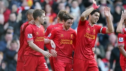El delantero uruguayo Luis Suárez marcó dos goles en el triunfo del Liverpool