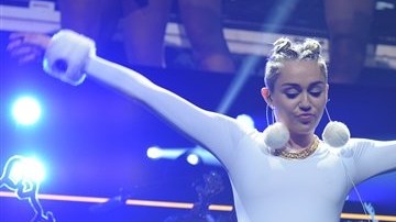 El nuevo video de Miley Cyrus, 'Adore You", promete ser muy polémico.