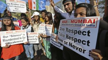 Estudiantes activistas indios protestan contra Embajada de EEUU en Bombay, ayer.