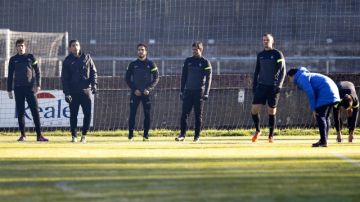 De izquierda a derecha se ve a los jugadores de la Real Sociedad: Rubén Pardo, Josel Valdés, Javier Ros, Carlos Vela y Haris Seferovic