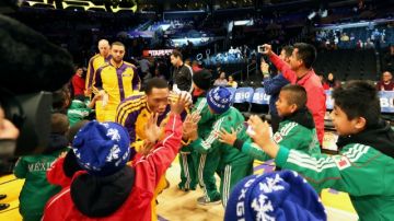 Los Lakers saludaron a los niños triquis antes del inicio del partido de anoche.