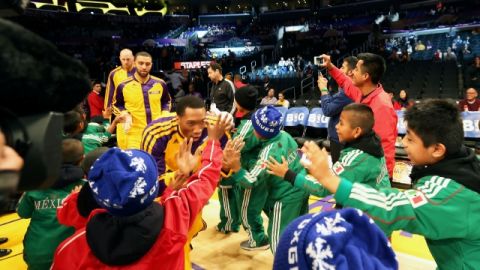 Los Lakers saludaron a los niños triquis antes del inicio del partido de anoche.