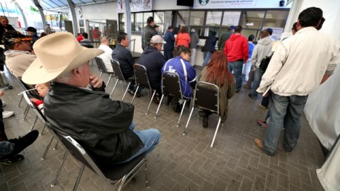 Juan Chávez espera   frente a la ventanilla de Banjercito para tramitar su permiso, en el Consulado de México en LA.