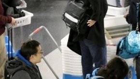 Una agente de seguridad del transporte (c) revisa el boleto de avión de un pasajero en la Terminal 3 del aeropuerto internacional O'Hare, en Chicago.