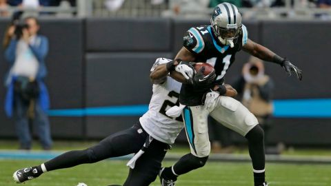 Brandon LaFell de Carolina es tacleado por Malcolm Jenkins de Nueva Orleans.