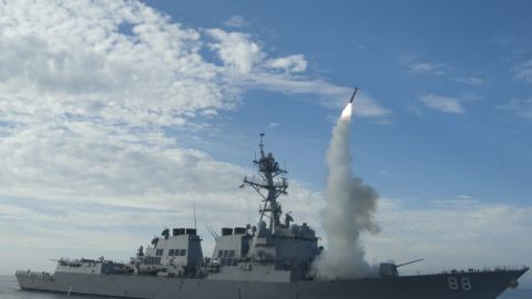 El destructor USS Preble (DDG 88) lanza un misil de crucero Tomahawk durante un entrenamiento en  costas de California.
