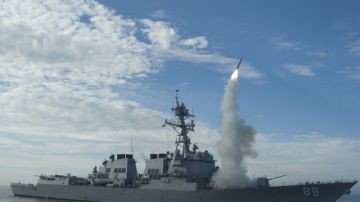 El destructor USS Preble (DDG 88) lanza un misil de crucero Tomahawk durante un entrenamiento en  costas de California.
