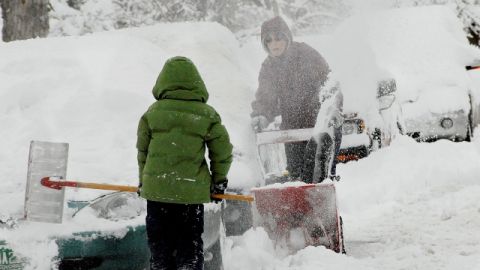 La tormenta trae desde lluvia congelada, heladas y nieve hasta inundaciones, tormentas eléctricas y posibles tornados en el sur de EEUU.