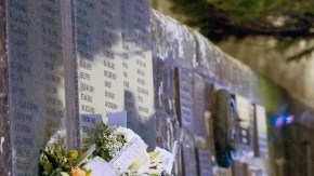 Una mujer visita el Cementerio Dryfesdale  en Lockerbie, Escocia donde se llevó a cabo la ceremonia de recordación.