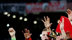 El capitán del Bayer, Philipp Lahm, rodeado por sus compañeros, levanta la Copa tras ganar el Mundial de Clubes.