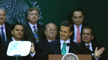 Enrique Peña Nieto (d), habla durante el acto para promulgar la reforma constitucional en materia energética  en Ciudad de México.