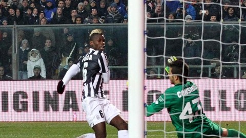 Paul Pogba  (6) anota el primer gol de la Juventus ante Atalanta de Bérgamo, ayer en el futbol italiano.