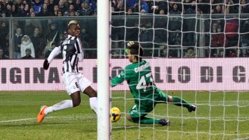 Paul Pogba  (6) anota el primer gol de la Juventus ante Atalanta de Bérgamo, ayer en el futbol italiano.