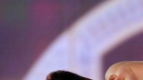 Maksim Chmerkovskiy aseguró vivir los cuatro segundos más estresantes de su vida cuando tuvo que sostener a Jennifer en los American Music Awards.