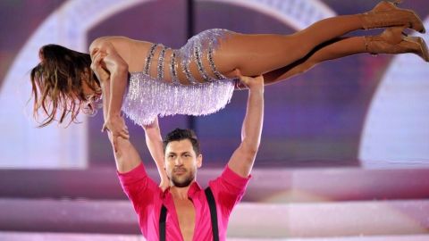 Maksim Chmerkovskiy aseguró vivir los cuatro segundos más estresantes de su vida cuando tuvo que sostener a Jennifer en los American Music Awards.