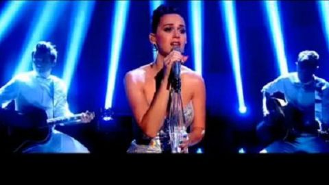 La cantante asistió al programa de Alan Carr para mostrar su talento.