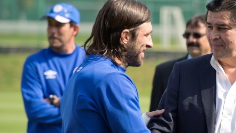 Mariano Pavone y Luis Fernando Tena durante la presentación del entrenador, en su cuarta etapa como responsable de la Máquina.