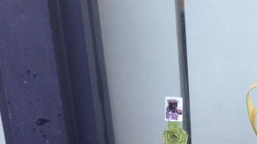 Velas en un altar frente a la tienda donde fue asesinado el empleado del 7-Eleven.