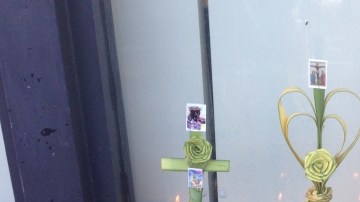 Velas en un altar frente a la tienda donde fue asesinado el empleado del 7-Eleven.