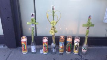 Velas en un altar frente a la tienda donde fue asesinado el empleado del 7-Eleven.