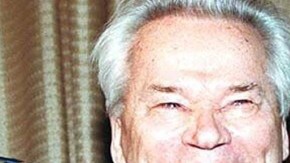 El diseñador de armas ruso Mijail Kaláshnikov, mostrando su fusil AK-47,  murió ayer a los 94 años en un hospital de  Udmurtia.