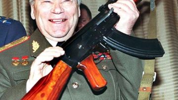 El diseñador de armas ruso Mijail Kaláshnikov, mostrando su fusil AK-47,  murió ayer a los 94 años en un hospital de  Udmurtia.