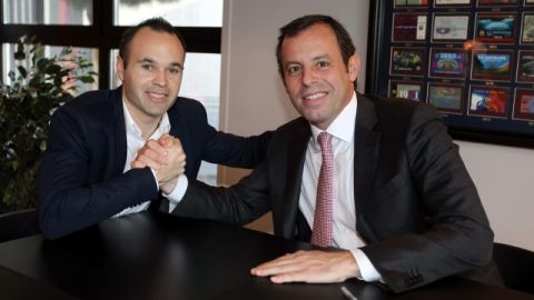 Andrés Iniesta (izq.) y el presidente del FC Barcelona, Sandro Rosell, en el cierre del acto protocolar que extendió el contrato del jugador.